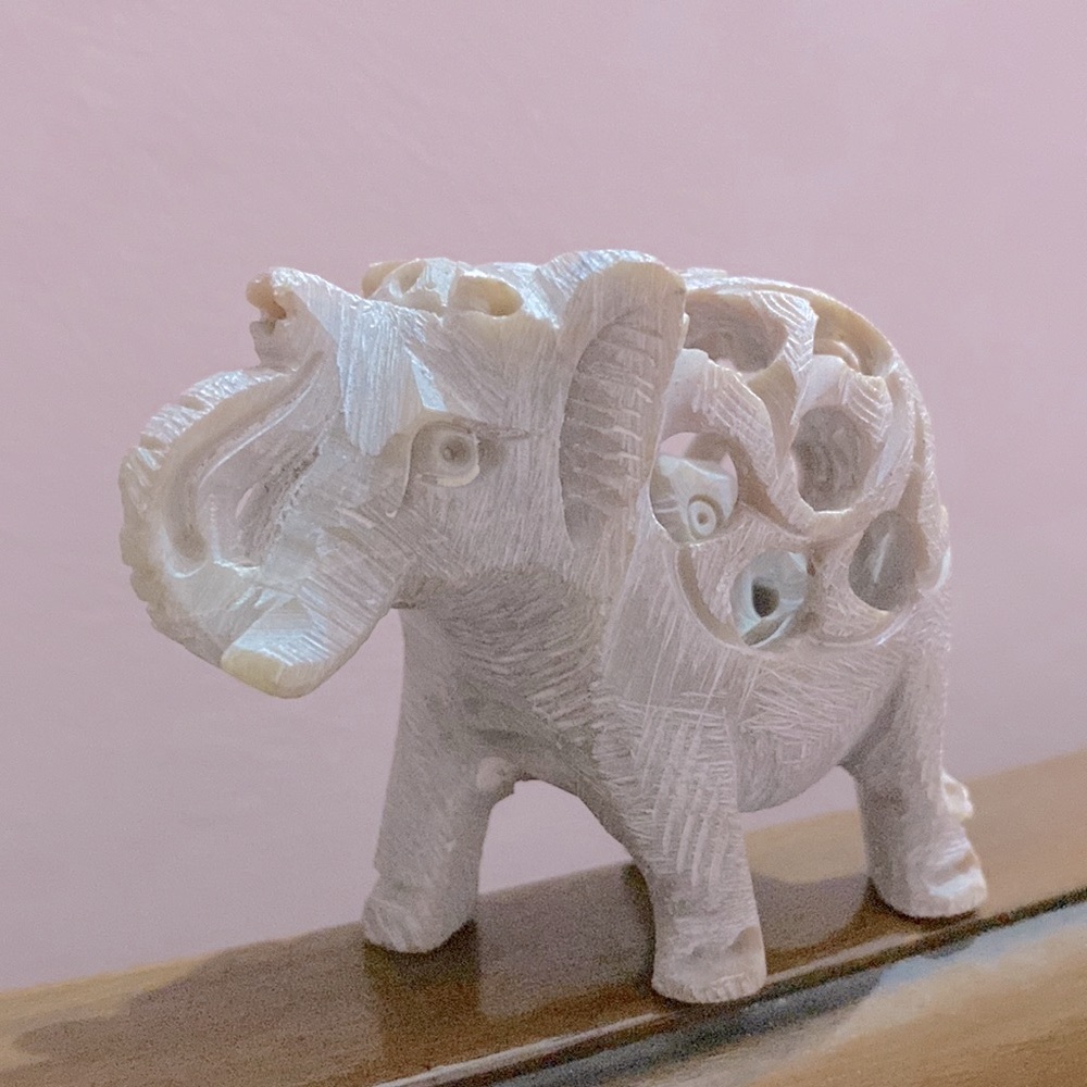 SOLD YEY !! New Elephant Mother & Baby Inside Hand Carved Soapstone Pinkish - Picture 4 of 11